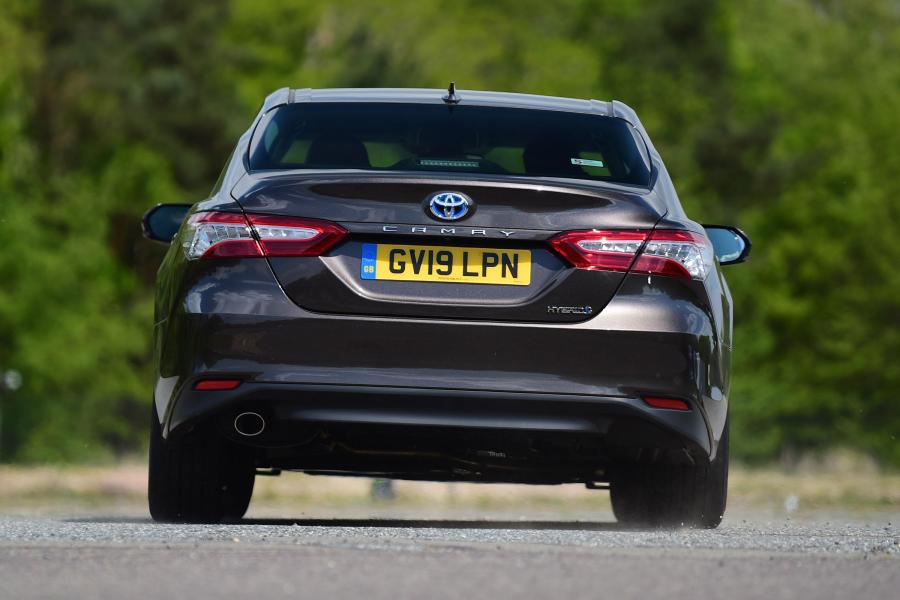  Toyota Camry Hybrid 2019 года  (UK) (фото 36 из 40)